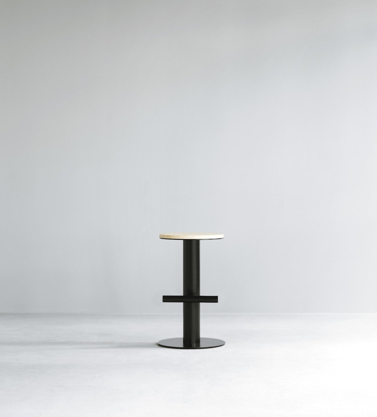 Tabouret de bar en bois de pin et acier noir 65 x 40 cm Pole - Normann Copenhagen - The Cool Republic