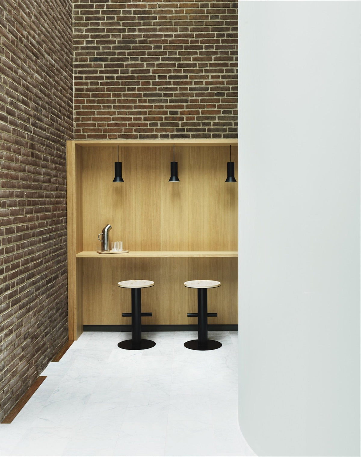Tabouret de bar en bois de pin et acier noir 65 x 40 cm Pole - Normann Copenhagen - The Cool Republic