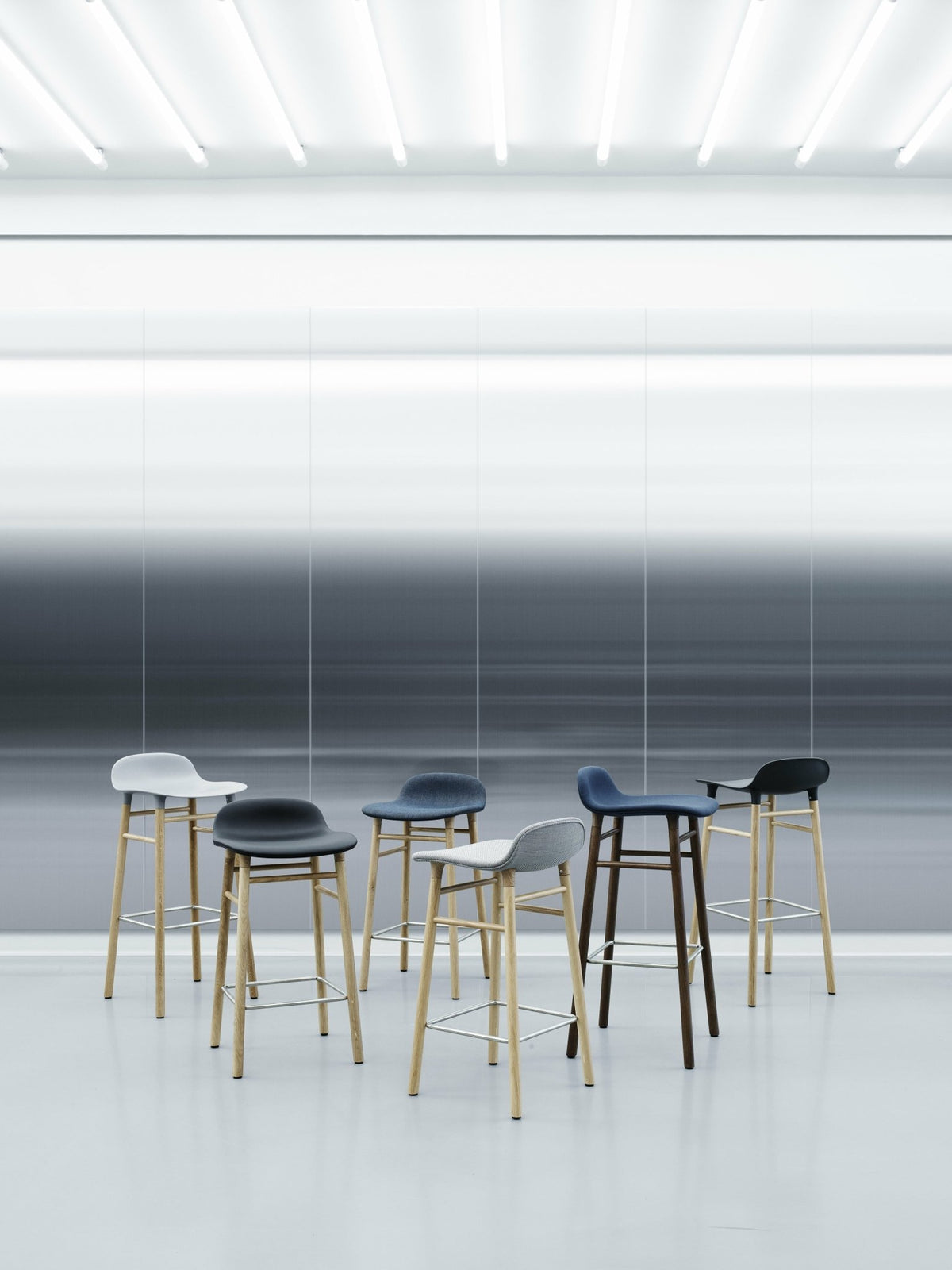 Tabouret de bar en bois noir et pp gris 65 cm Form - Normann Copenhagen - The Cool Republic