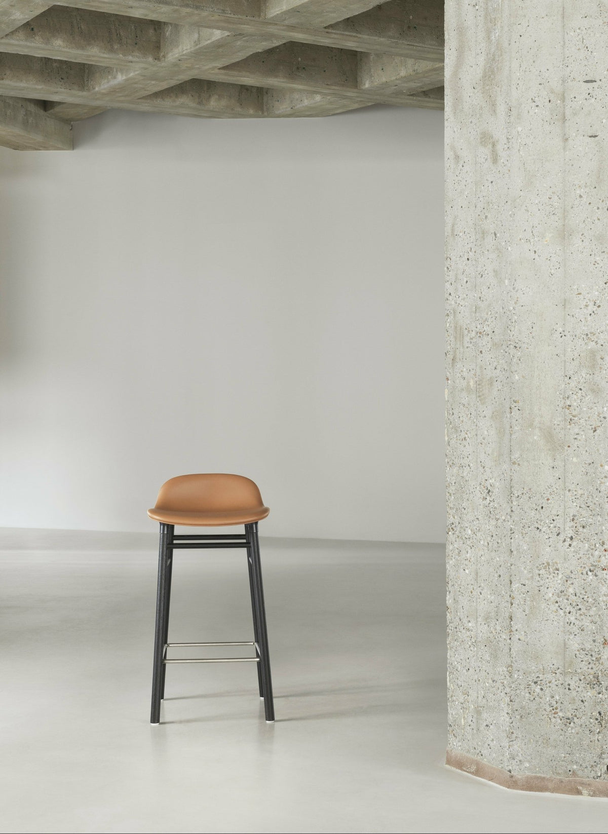Tabouret de bar en bois noir et pp noir 75 cm Form - Normann Copenhagen - The Cool Republic