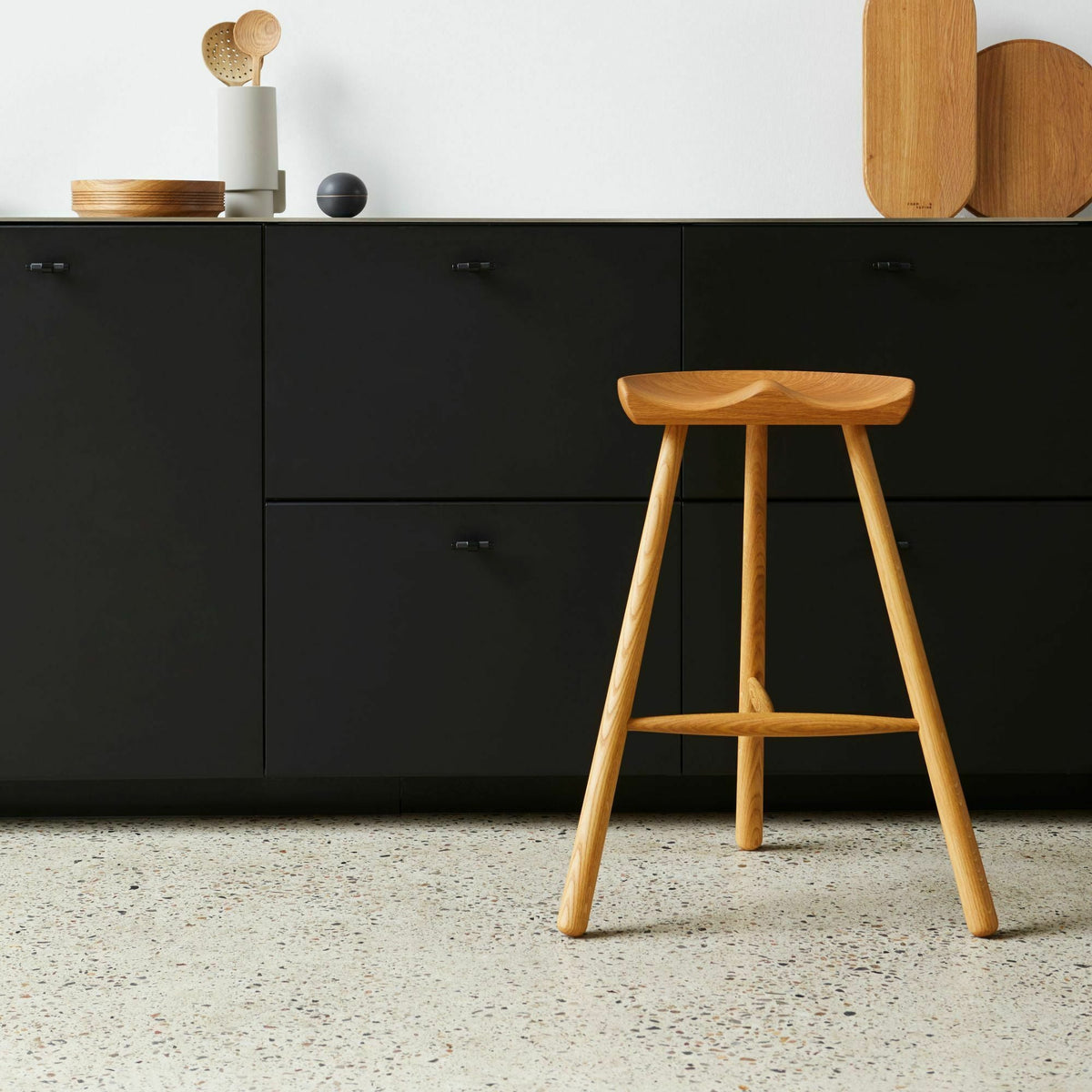 Tabouret de bar en chêne blanc huilé 68 cm Shoemaker - Form & Refine - The Cool Republic