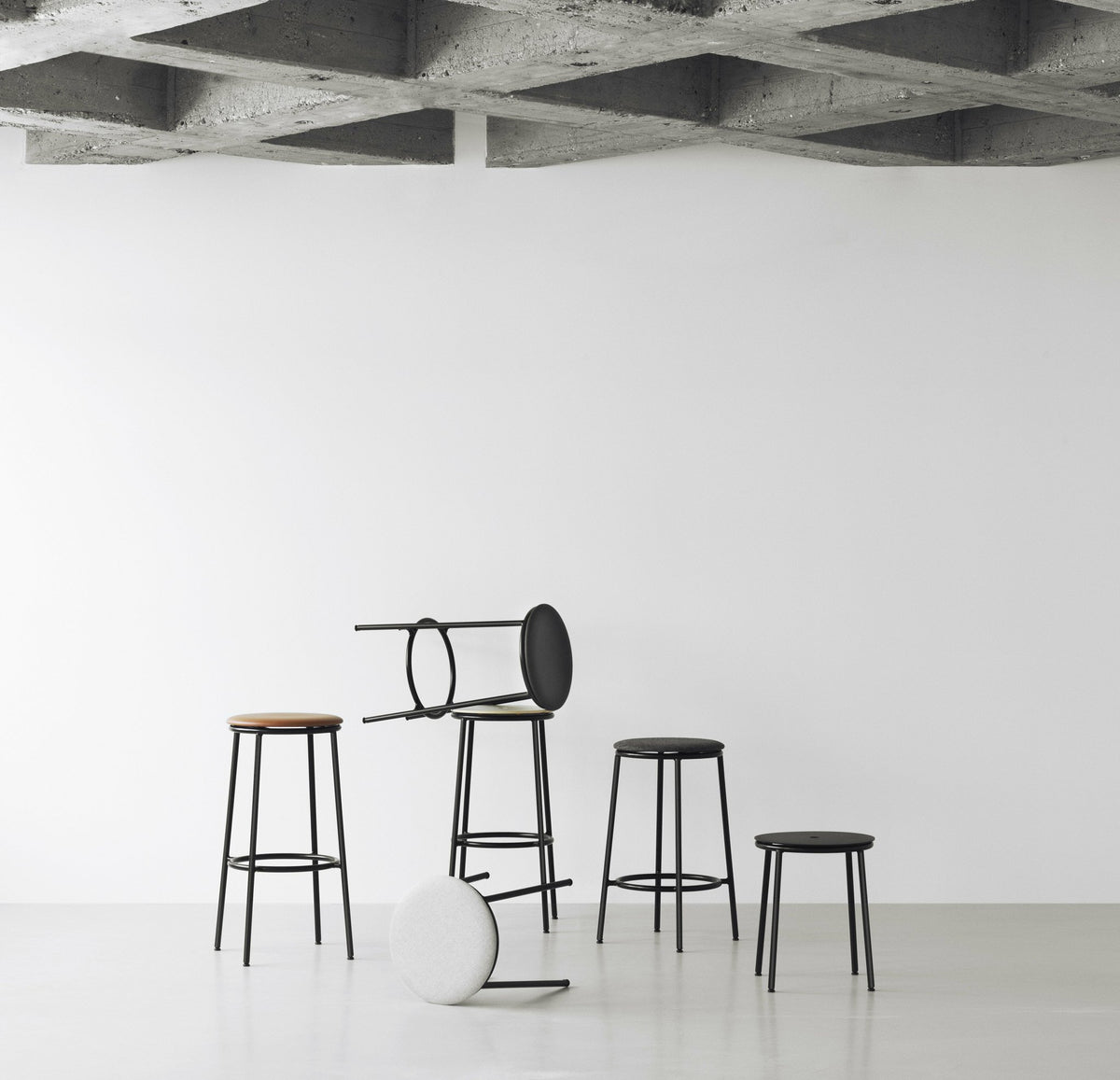 Tabouret de bar en chêne et acier noir 75 cm Circa Oak - Normann Copenhagen - The Cool Republic