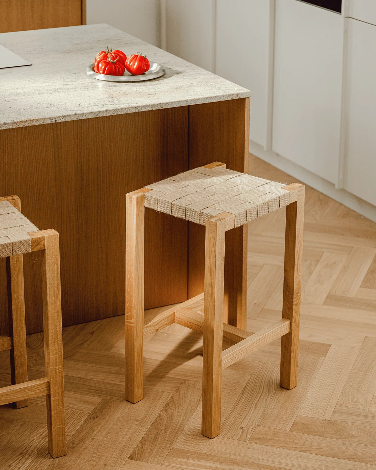Tabouret de bar en chêne et coton 43x35x68cm Toli - Noo.ma - The Cool Republic