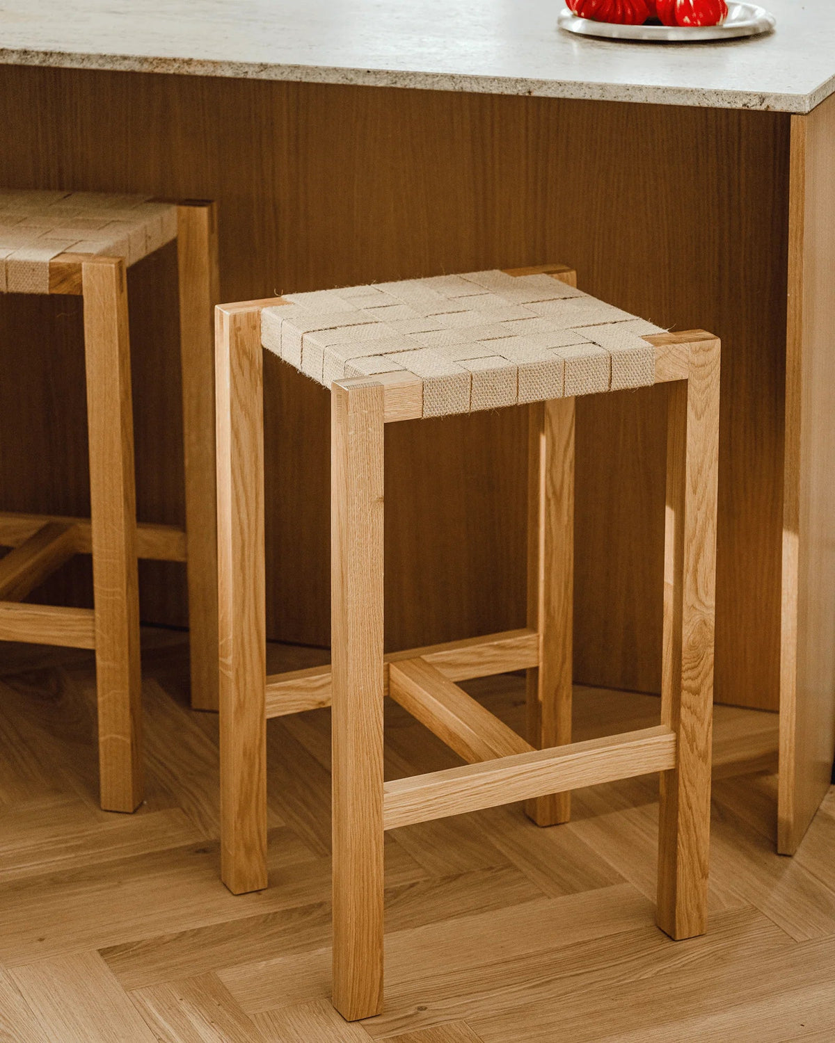 Tabouret de bar en chêne et coton 43x35x68cm Toli - Noo.ma - The Cool Republic