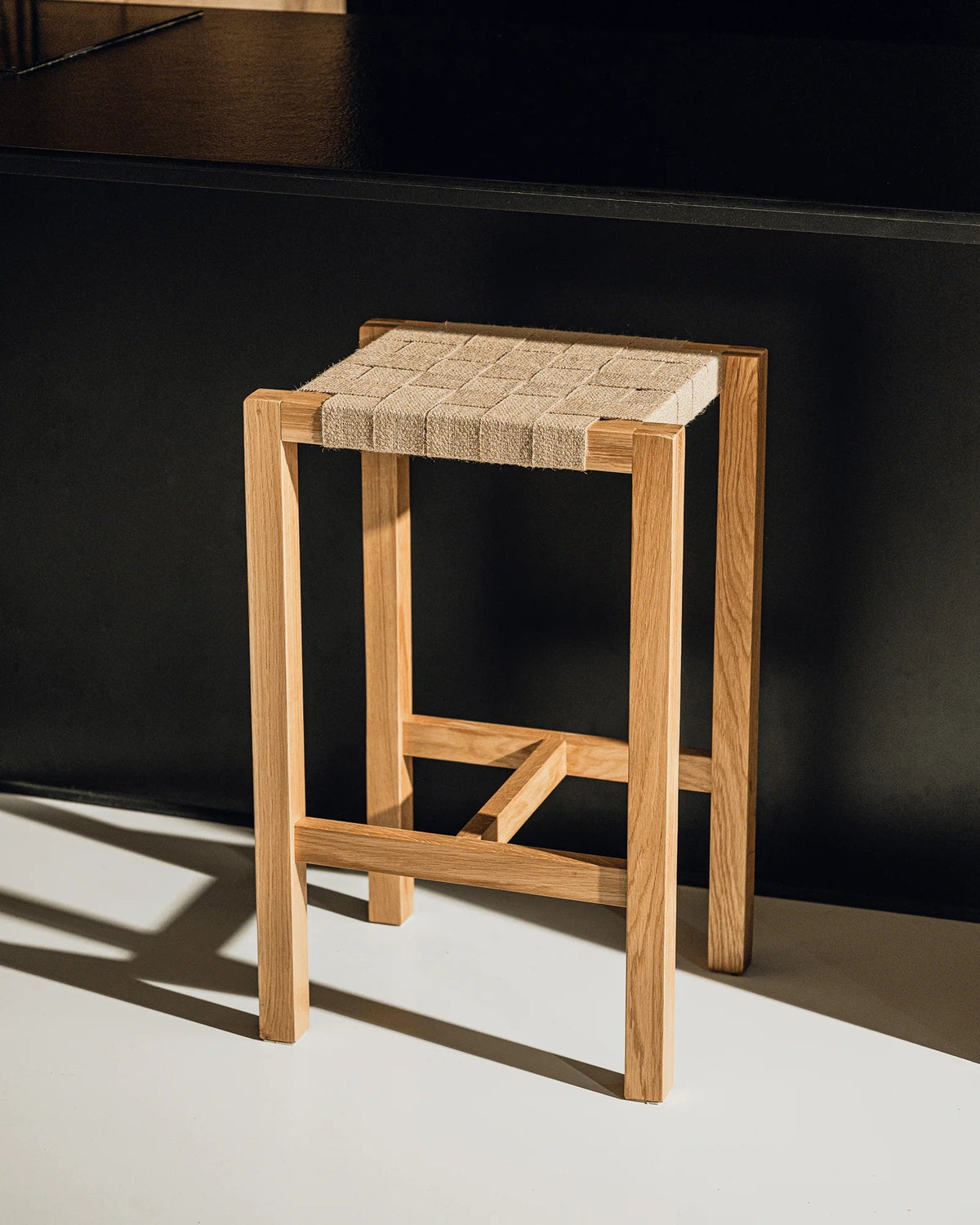 Tabouret de bar en chêne et coton 43x35x68cm Toli - Noo.ma - The Cool Republic