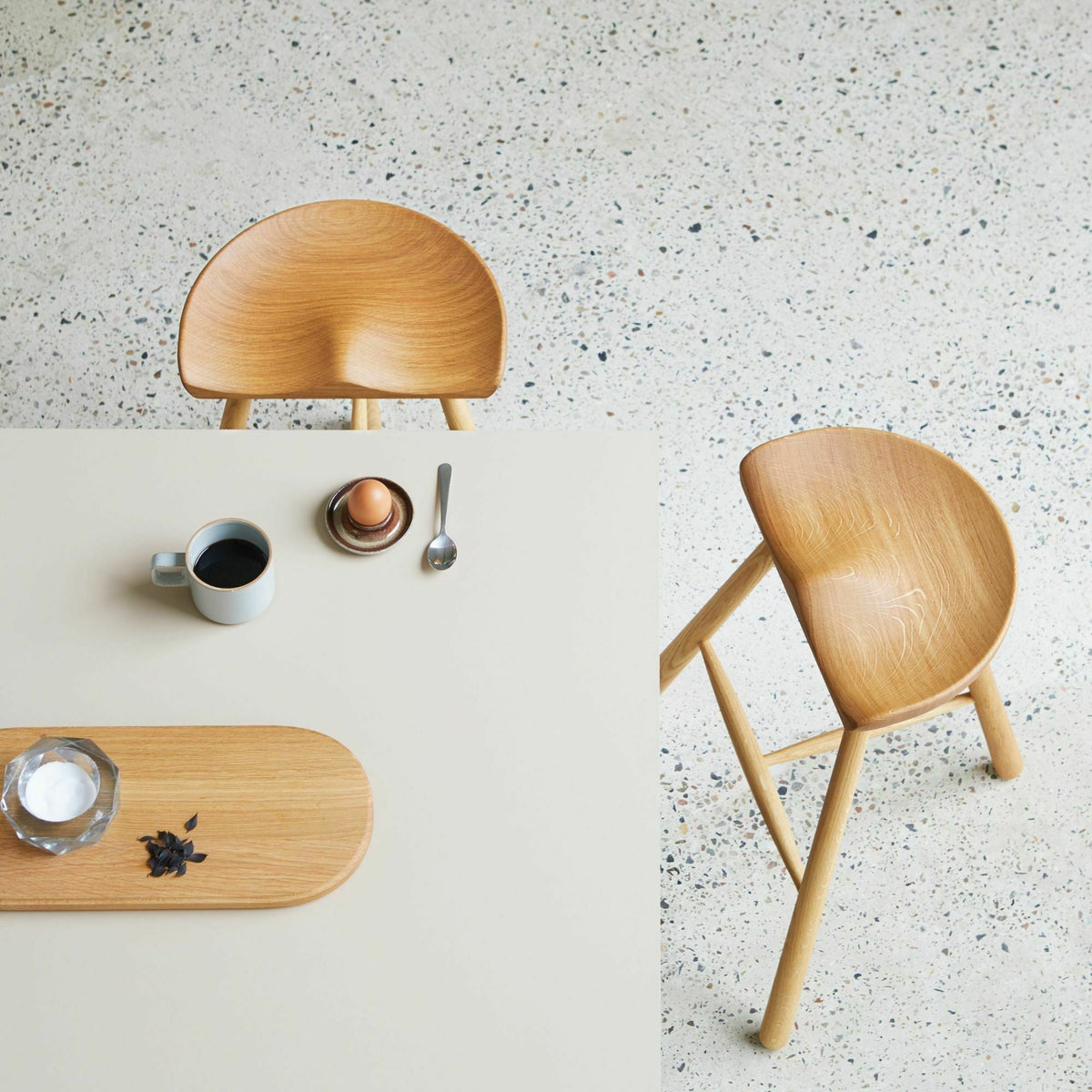 Tabouret de bar en chêne foncé 68 cm Shoemaker - Form & Refine - The Cool Republic