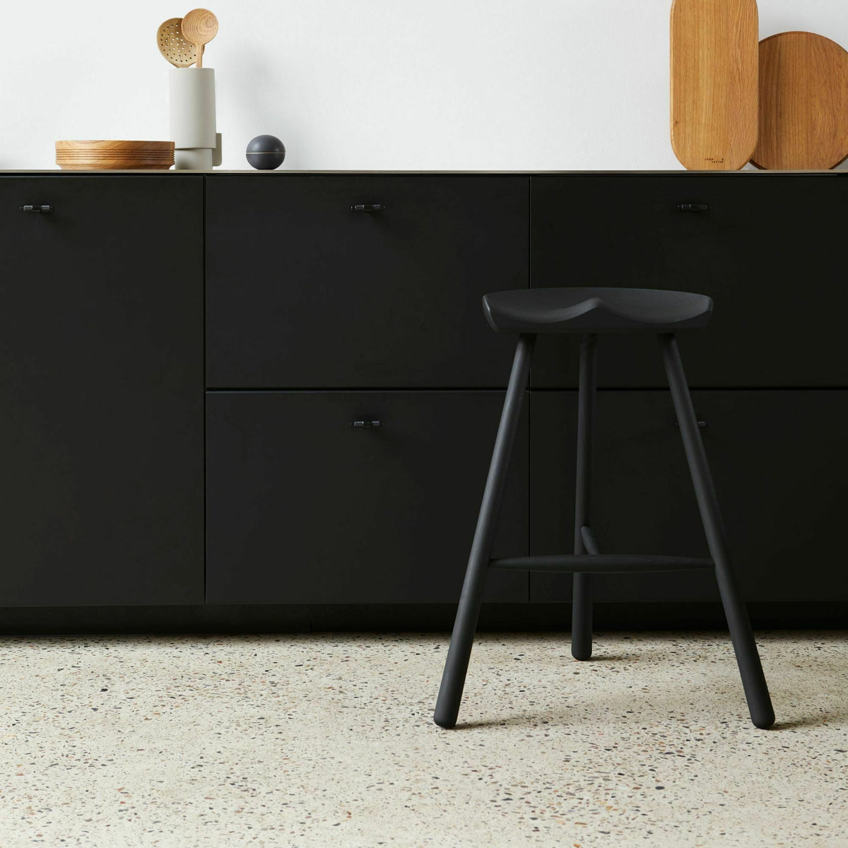 Tabouret de bar en chêne naturel 68 cm Shoemaker - Form & Refine - The Cool Republic