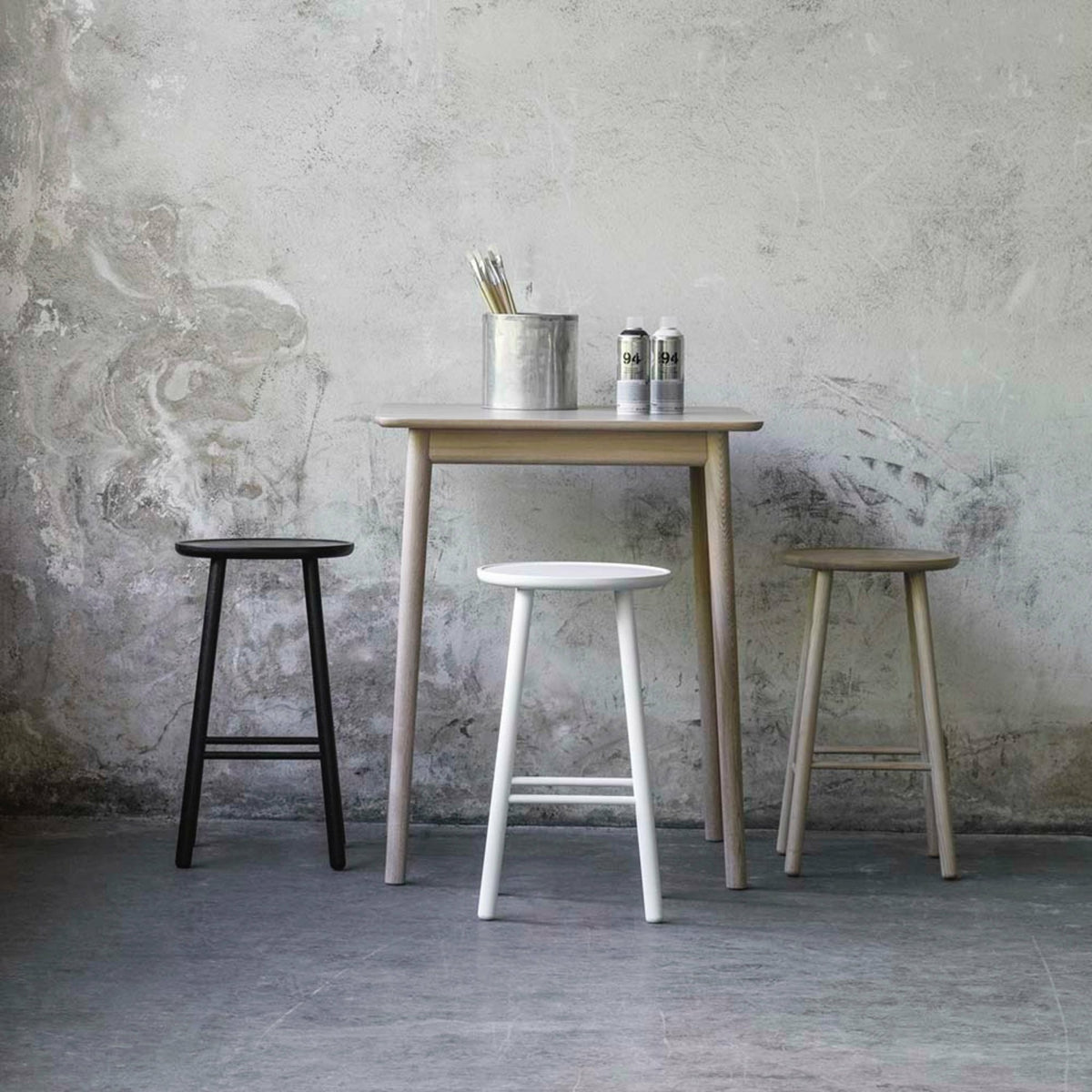 Tabouret de bar en frêne noir 63 cm ZigZag - Hans K - The Cool Republic