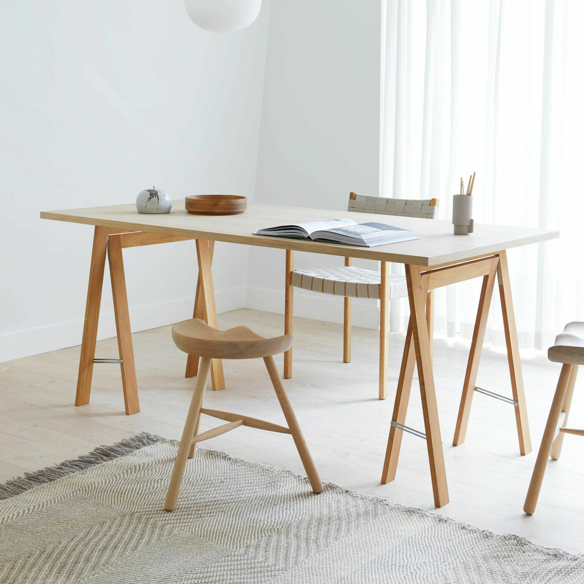 Tabouret de bar en hêtre noir 68 cm Shoemaker - Form & Refine - The Cool Republic