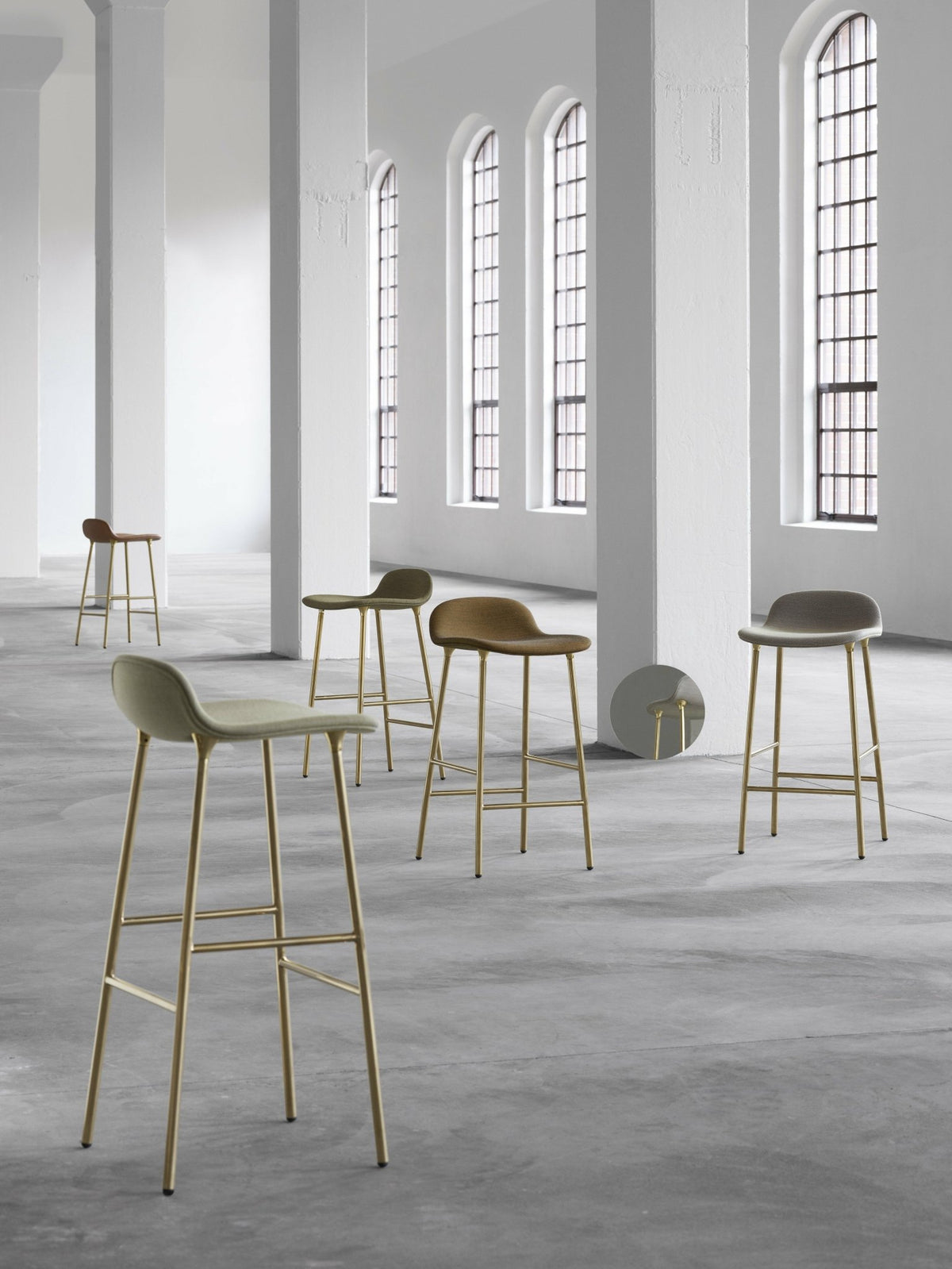 tabouret de bar en laiton et pp bleu 65 cm Form - Normann Copenhagen - The Cool Republic