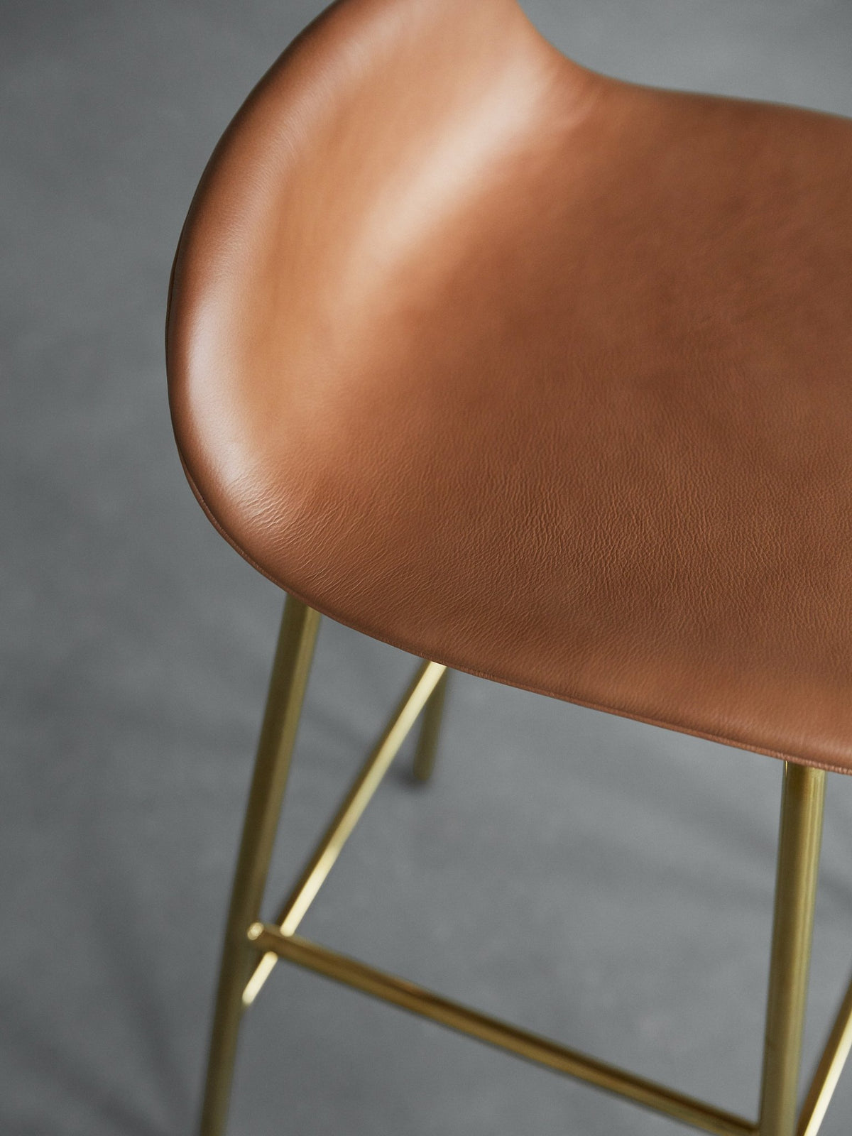 Tabouret de bar en laiton et pp rouge 75 cm Form - Normann Copenhagen - The Cool Republic
