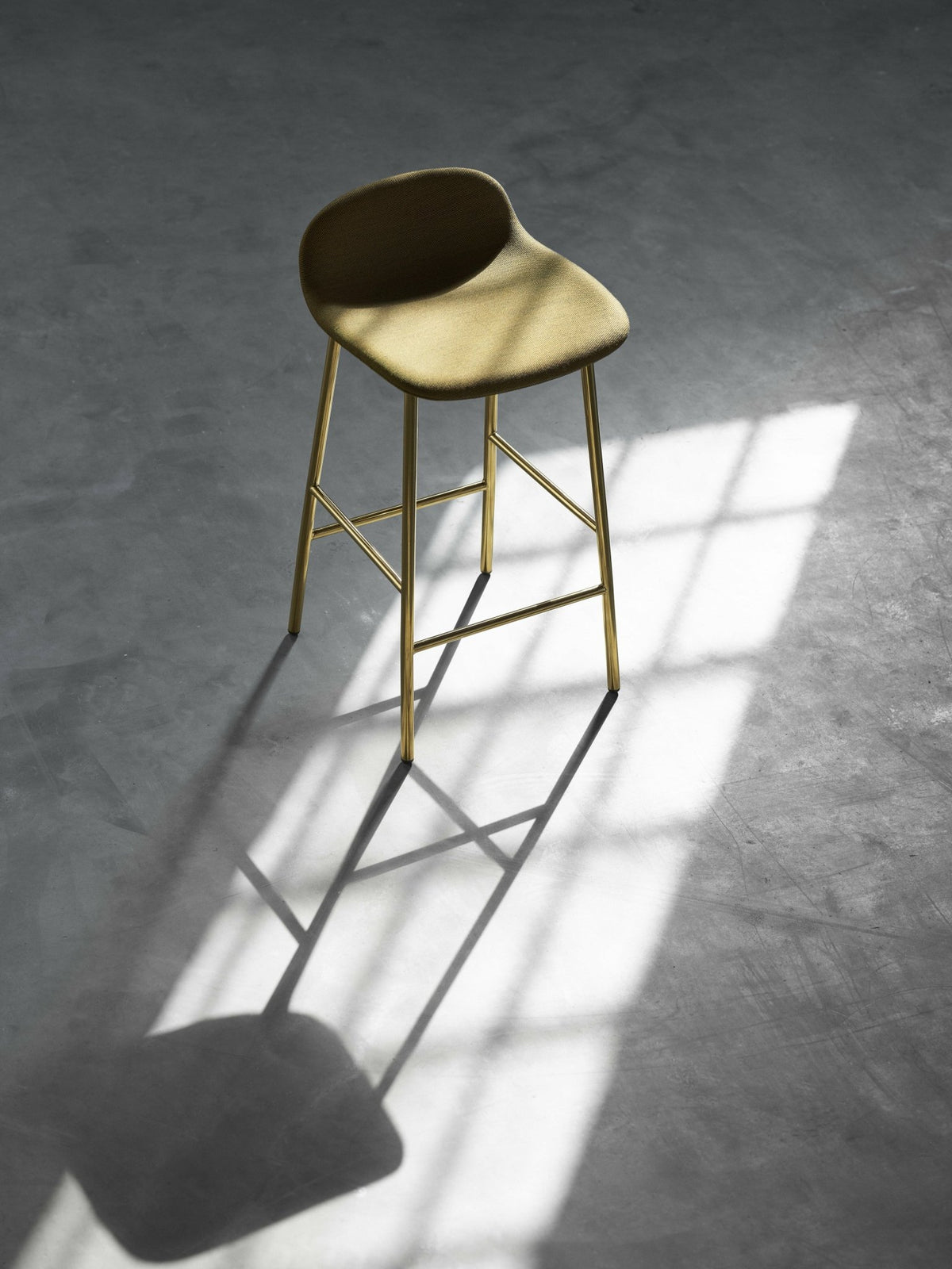 Tabouret de bar en laiton et pp vert 75 cm Form - Normann Copenhagen - The Cool Republic