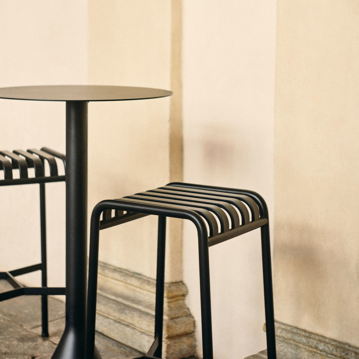 Tabouret de bar en métal anthracite Palissade - HAY - The Cool Republic