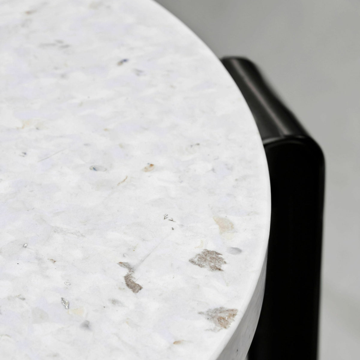 Tabouret de bar en plastique recyclé blanc et pieds noir graphite BIG LOU VENEZIA - TIPTOE - The Cool Republic