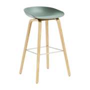 Tabouret de bar en plastique recyclé vert automne et pieds en chêne 75 cm AAS 32 2.0 - HAY - The Cool Republic