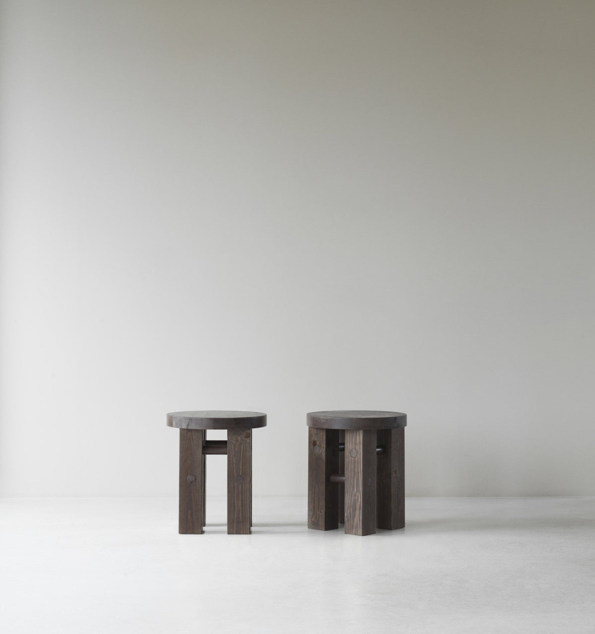 Tabouret en bois de pin foncé 45 x 40 cm Fyr - Normann Copenhagen - The Cool Republic