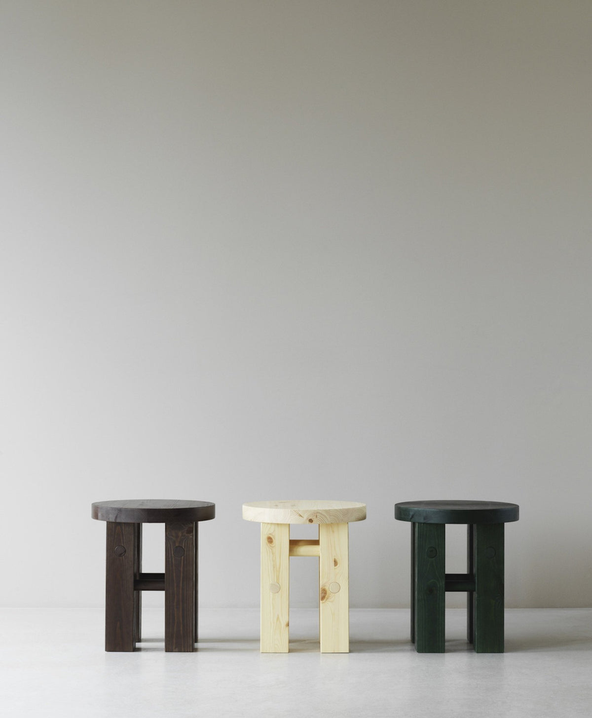 Tabouret en bois de pin vert 45 x 40 cm Fyr - Normann Copenhagen - The Cool Republic