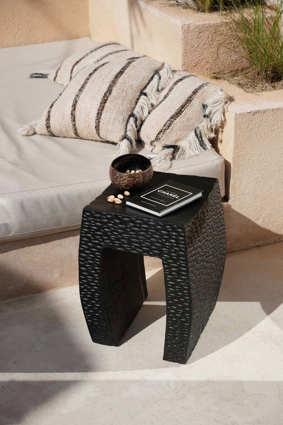 Tabouret en bois de suar massif noir 38x38x47cm Montano - Bazar Bizar — vue 2
