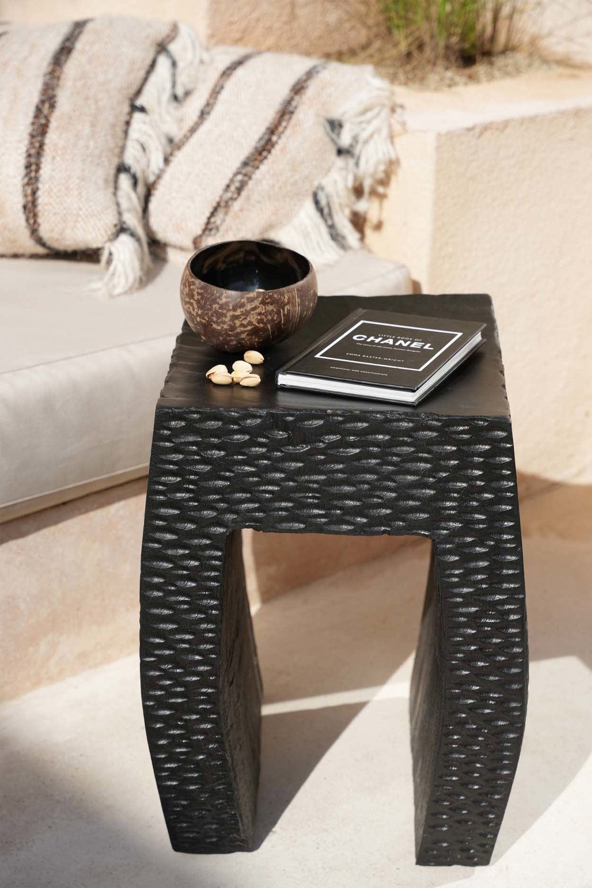 Tabouret en bois de suar massif noir 38x38x47cm Montano - Bazar Bizar — vue 4