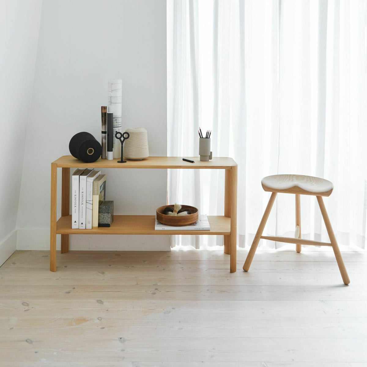 Tabouret en chêne foncé 49 cm Shoemaker - Form & Refine - The Cool Republic