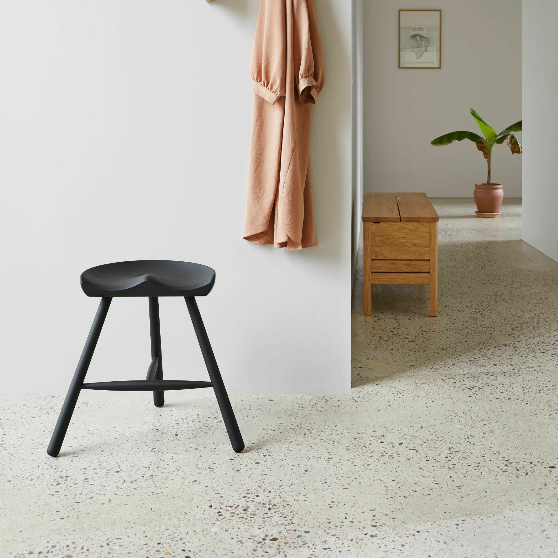 Tabouret en chêne foncé 49 cm Shoemaker - Form & Refine - The Cool Republic