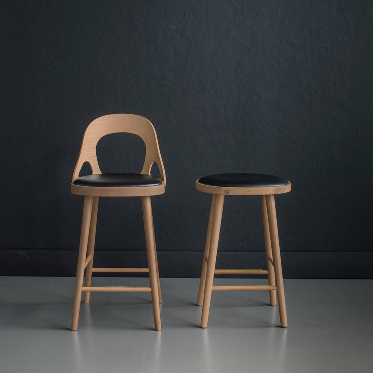 Tabouret en chêne huilé et coussin en cuir reconstitué noir 63 cm Colibri - Hans k - The Cool Republic