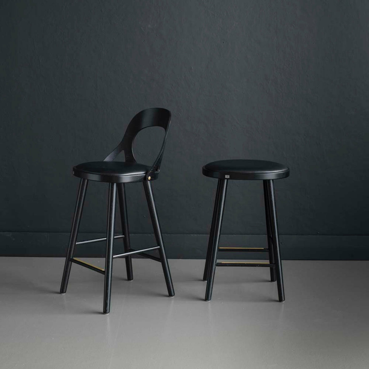 Tabouret en chêne noir et coussin en cuir reconstitué noir 63 cm Colibri - Hans k - The Cool Republic