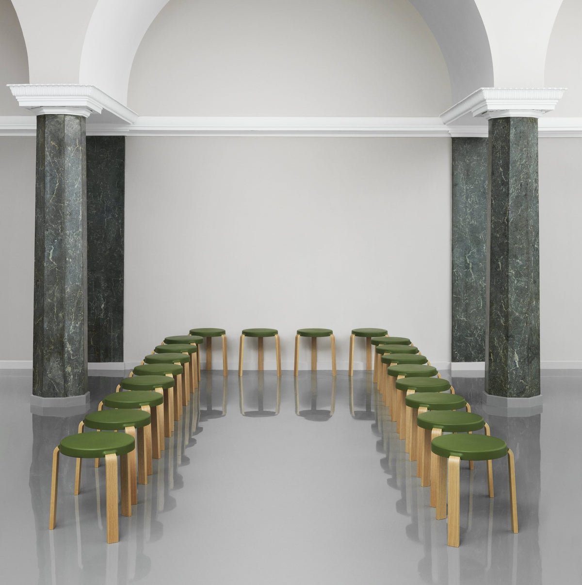 Tabouret en chêne vert TAP Olive - Normann Copenhagen - The Cool Republic