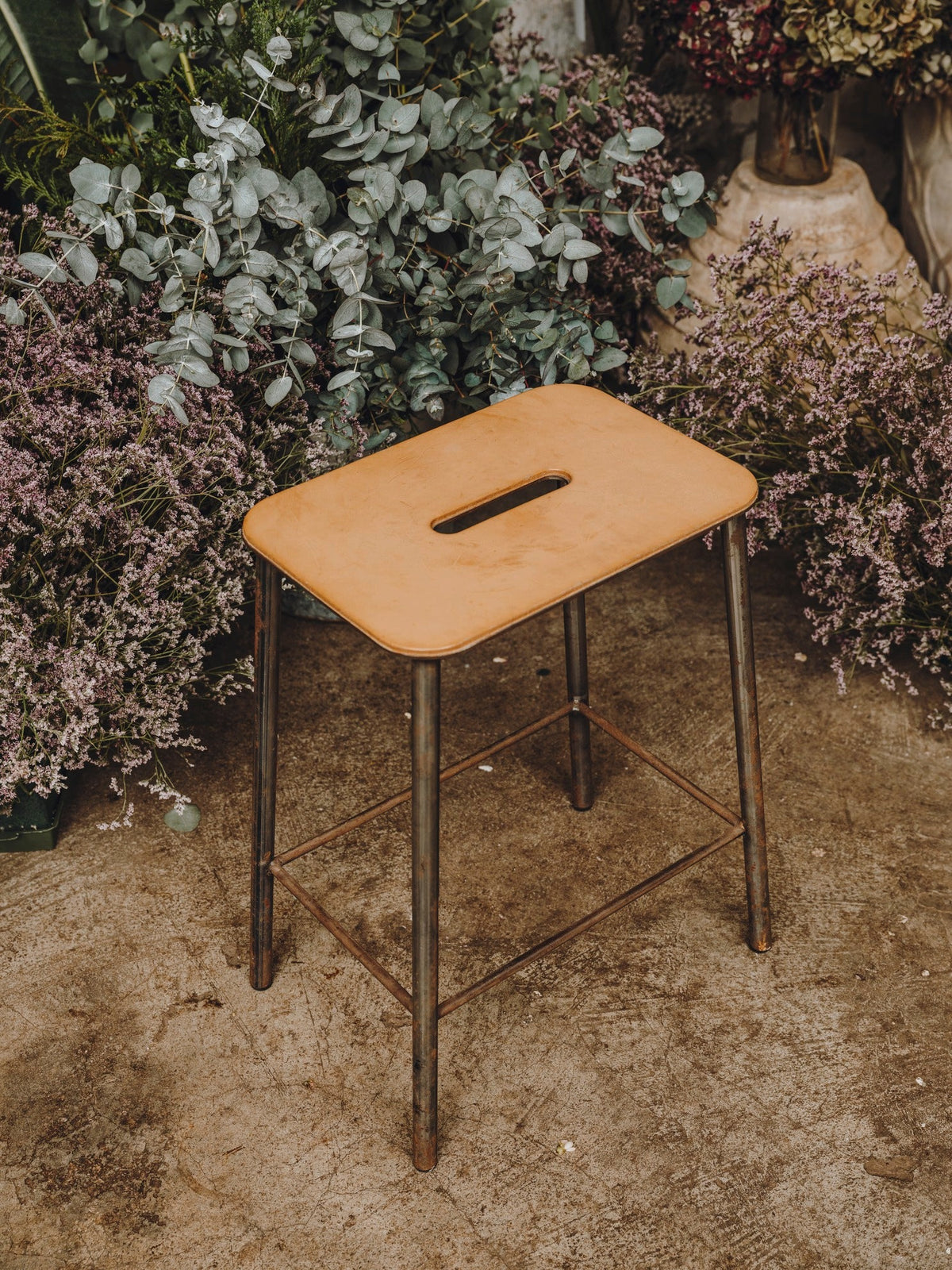 Tabouret en cuir naturel et acier brut 50 cm Adam - Frama - The Cool Republic
