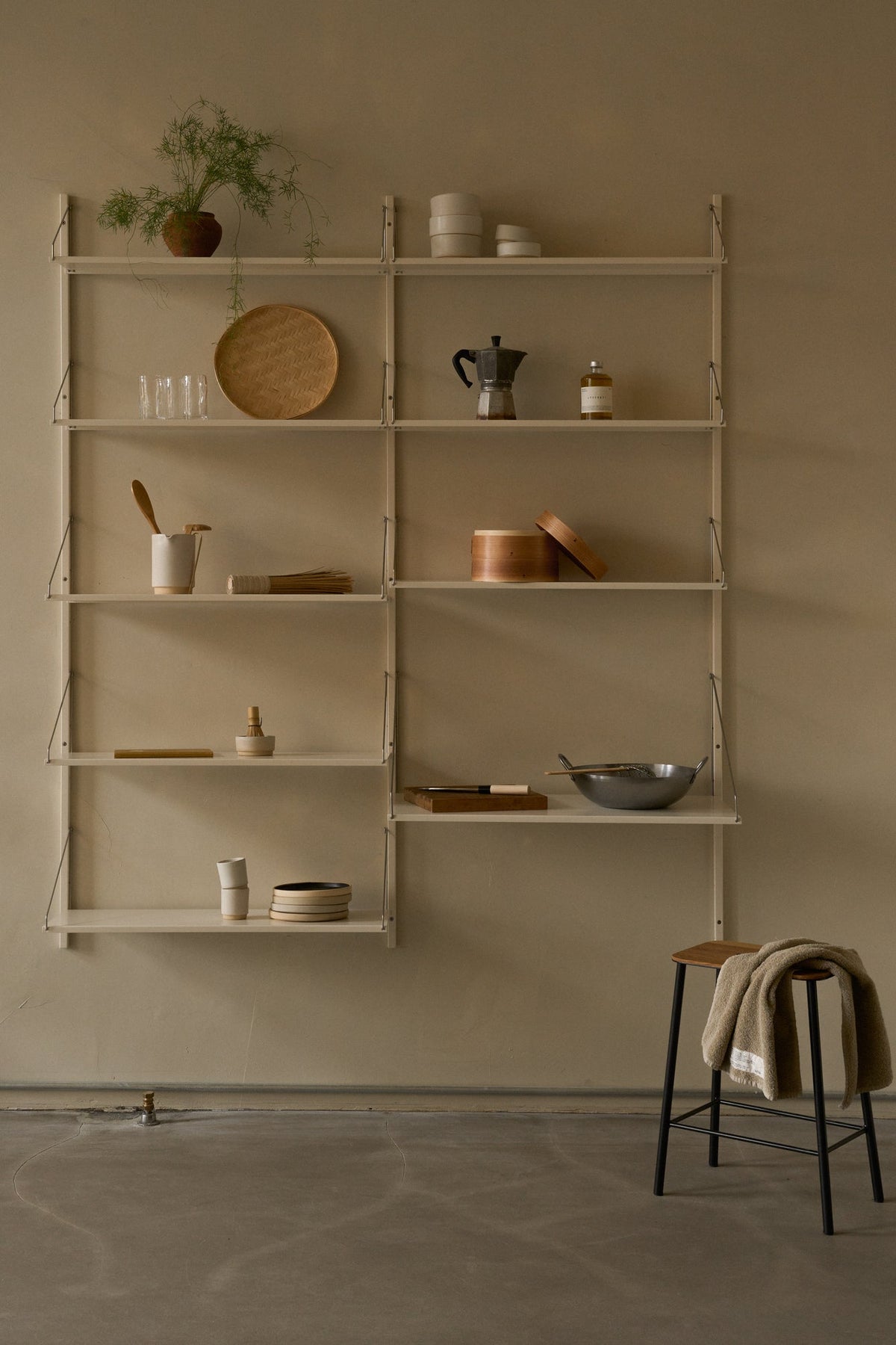 Tabouret en cuir naturel et acier brut 50 cm Adam - Frama - The Cool Republic