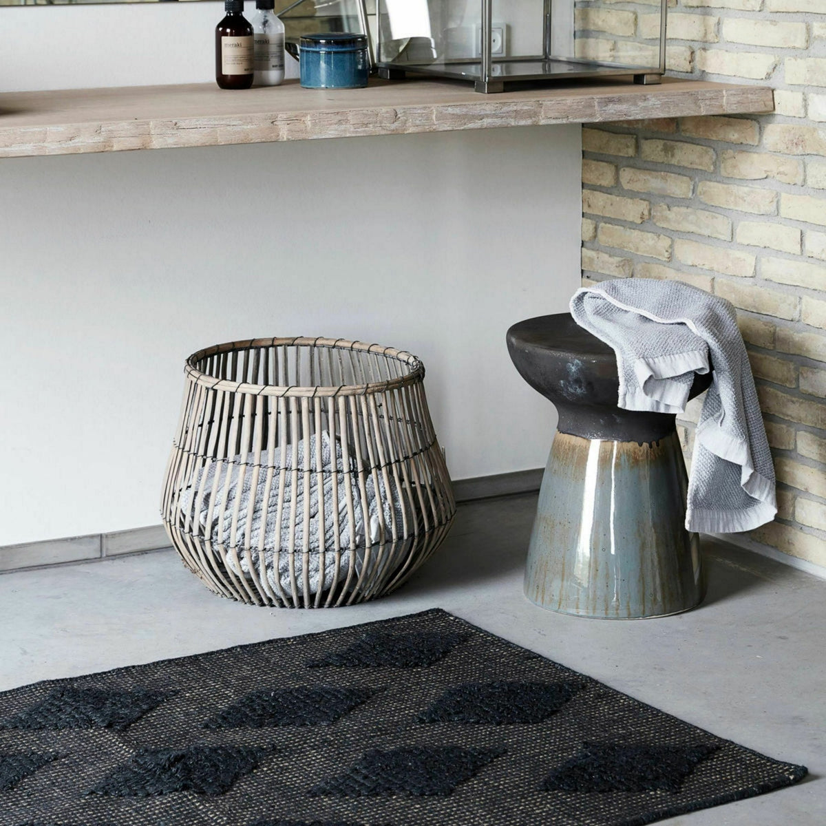 Tabouret en faïence noir tacheté Pablo - House Doctor - The Cool Republic