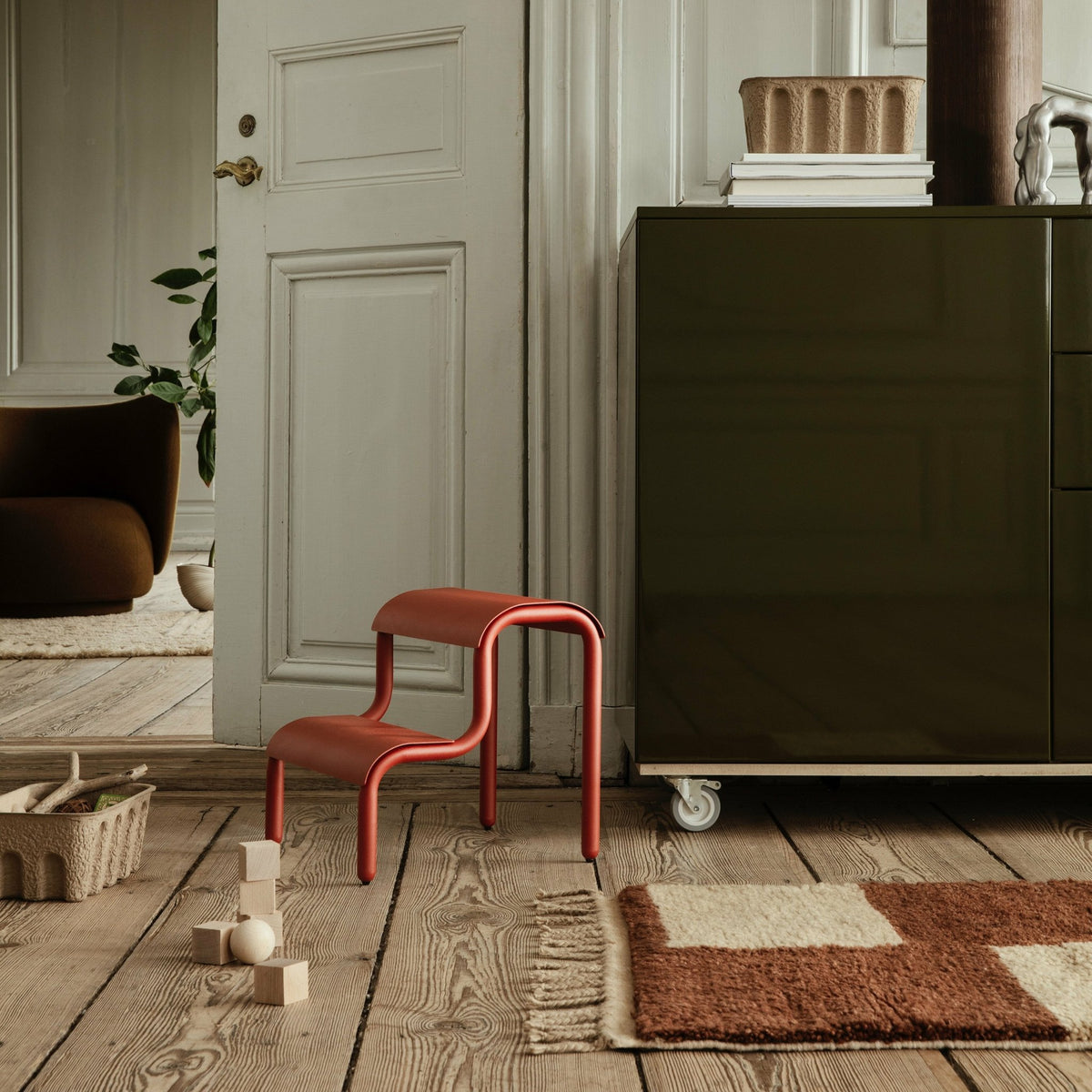 Tabouret en fer rouge coquelicot 34 x 36,2 x 35,7 cm Up Step - Ferm Living - The Cool Republic
