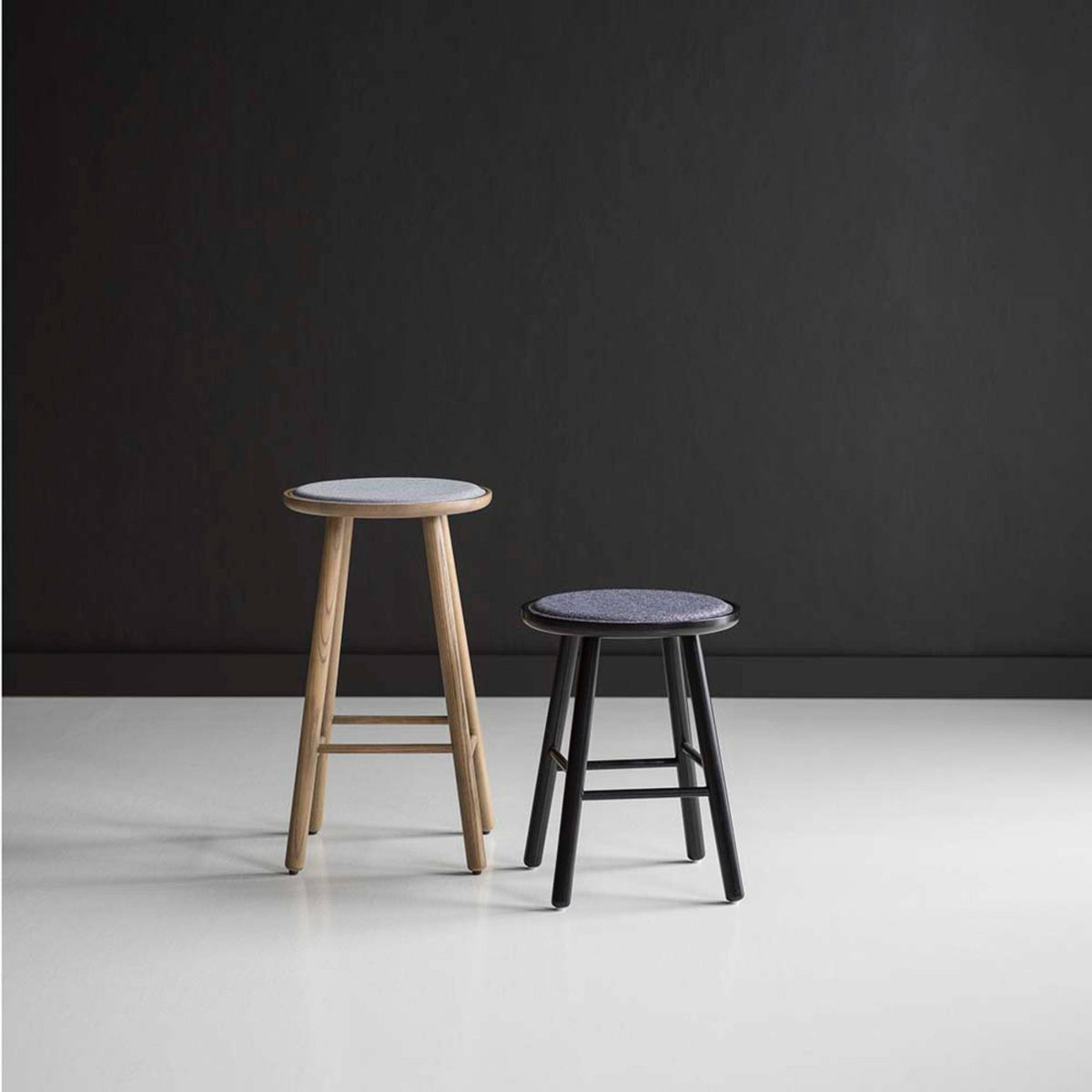 Tabouret en frêne noir 47 cm ZigZag - Hans K - The Cool Republic