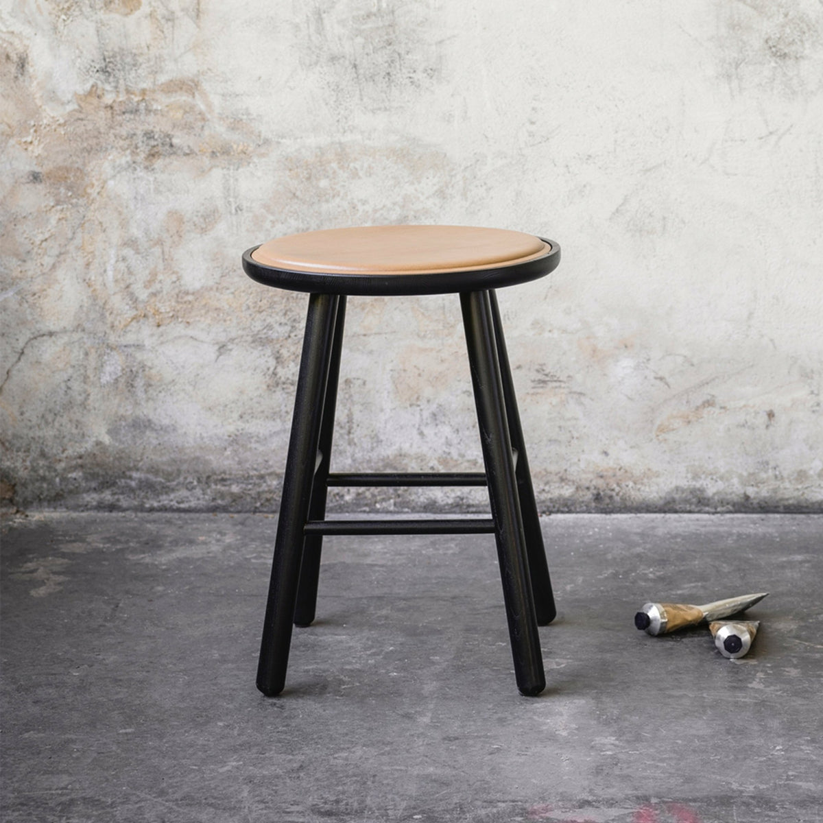 Tabouret en frêne noir 47 cm ZigZag - Hans K - The Cool Republic