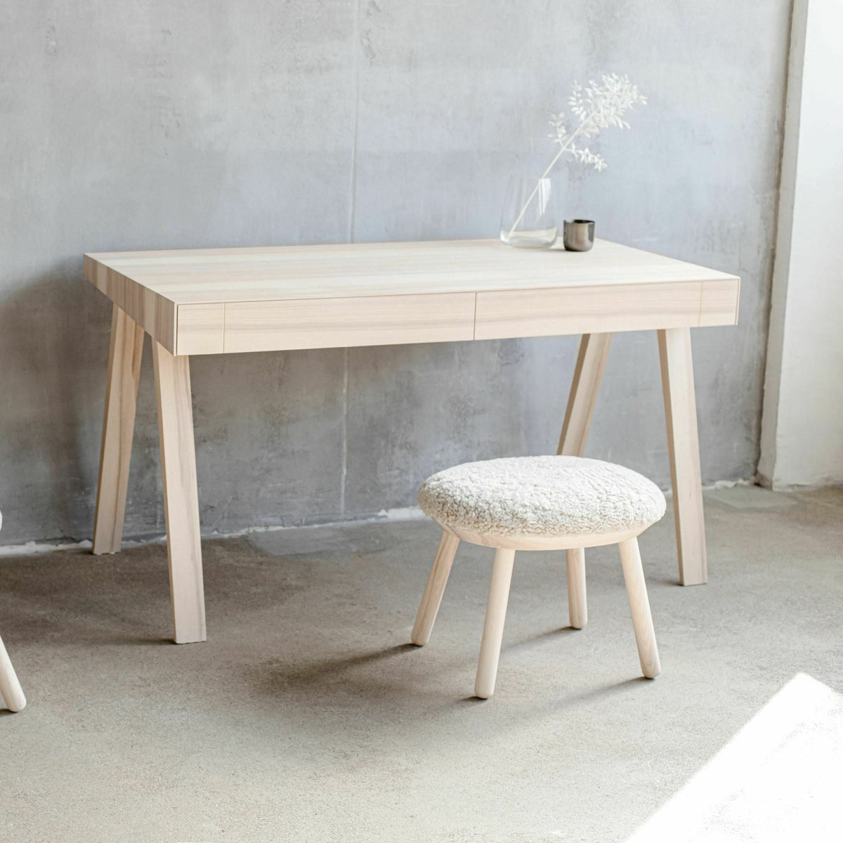 Tabouret en frêne noir et cuir noir Naïve - Emko - The Cool Republic