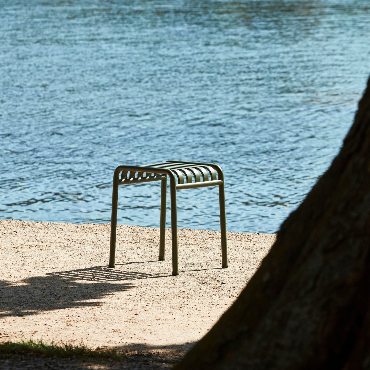 Tabouret en métal anthracite Palissade - HAY - The Cool Republic