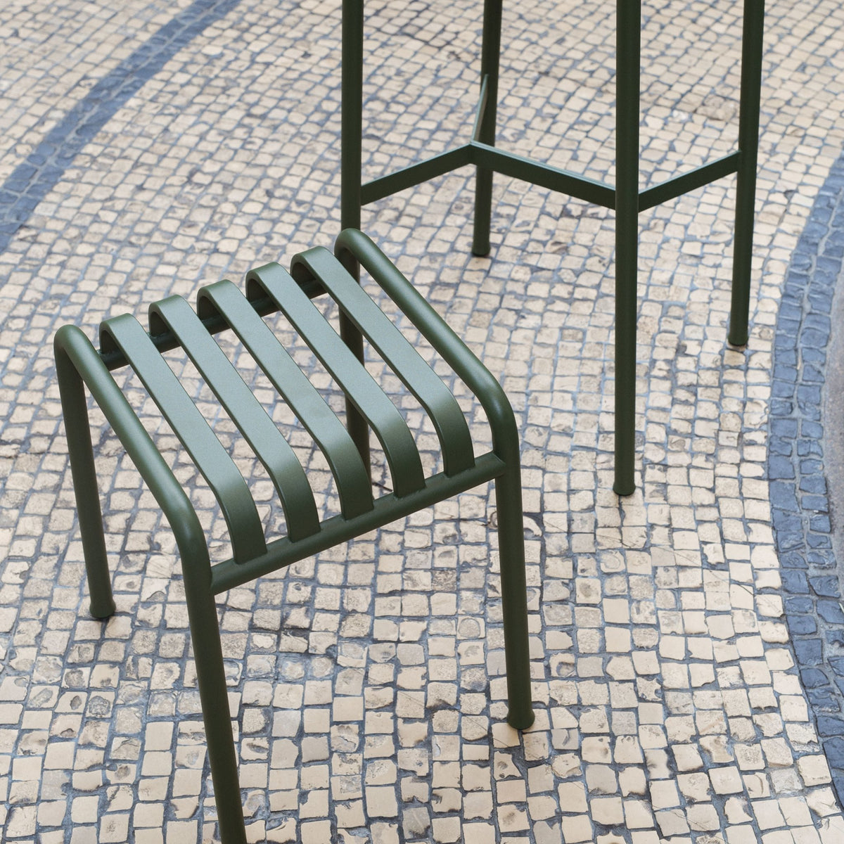 Tabouret en métal olive Palissade - HAY - The Cool Republic