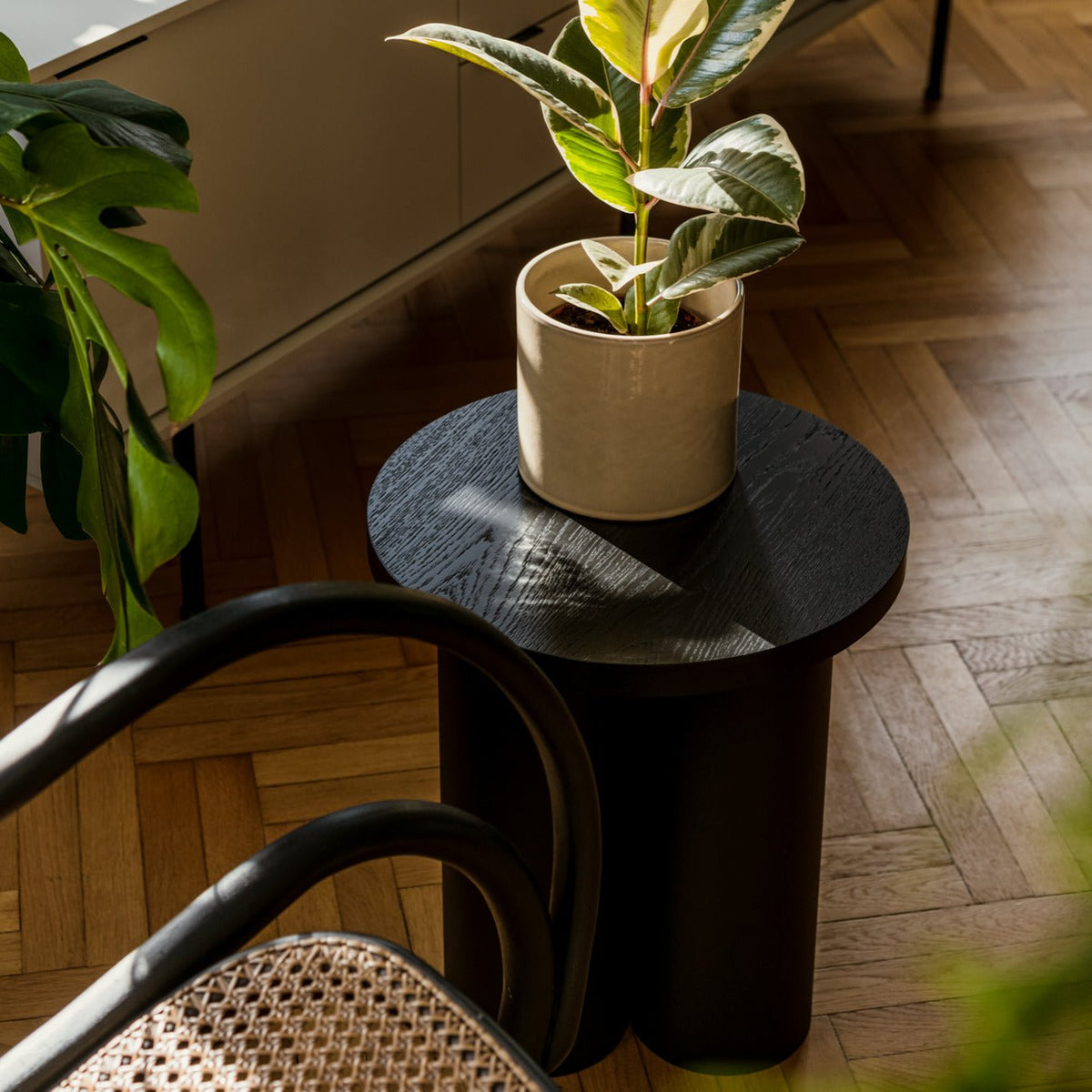 Tabouret en placage de chêne et tôle d'acier noir Oly - noo.ma - The Cool Republic