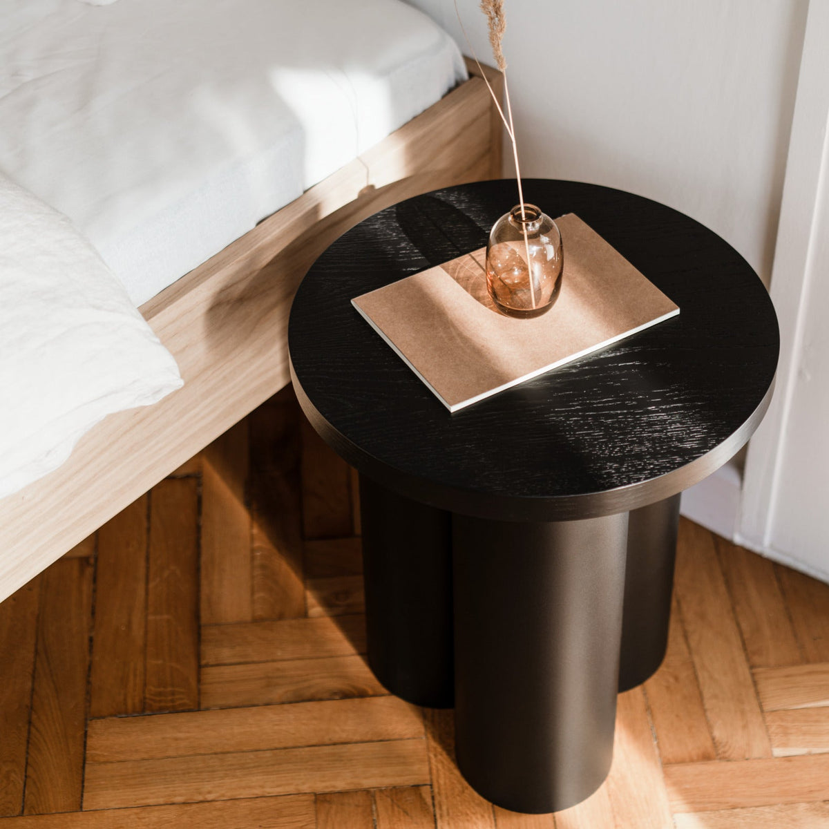 Tabouret en placage de chêne et tôle d'acier noir Oly - noo.ma - The Cool Republic