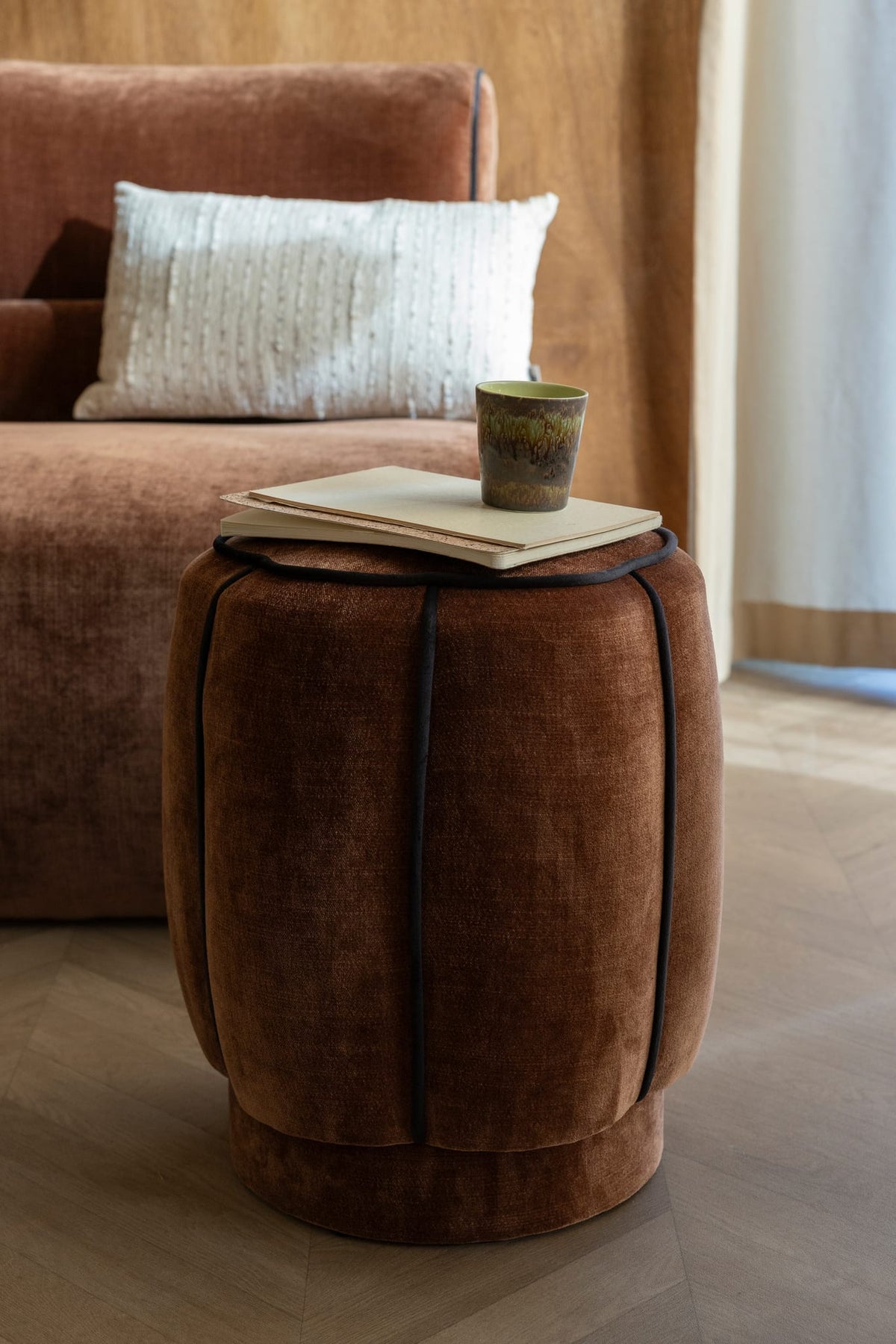 Tabouret en velours marron foncé 40x46cm Donna - Dutchbone — vue 2