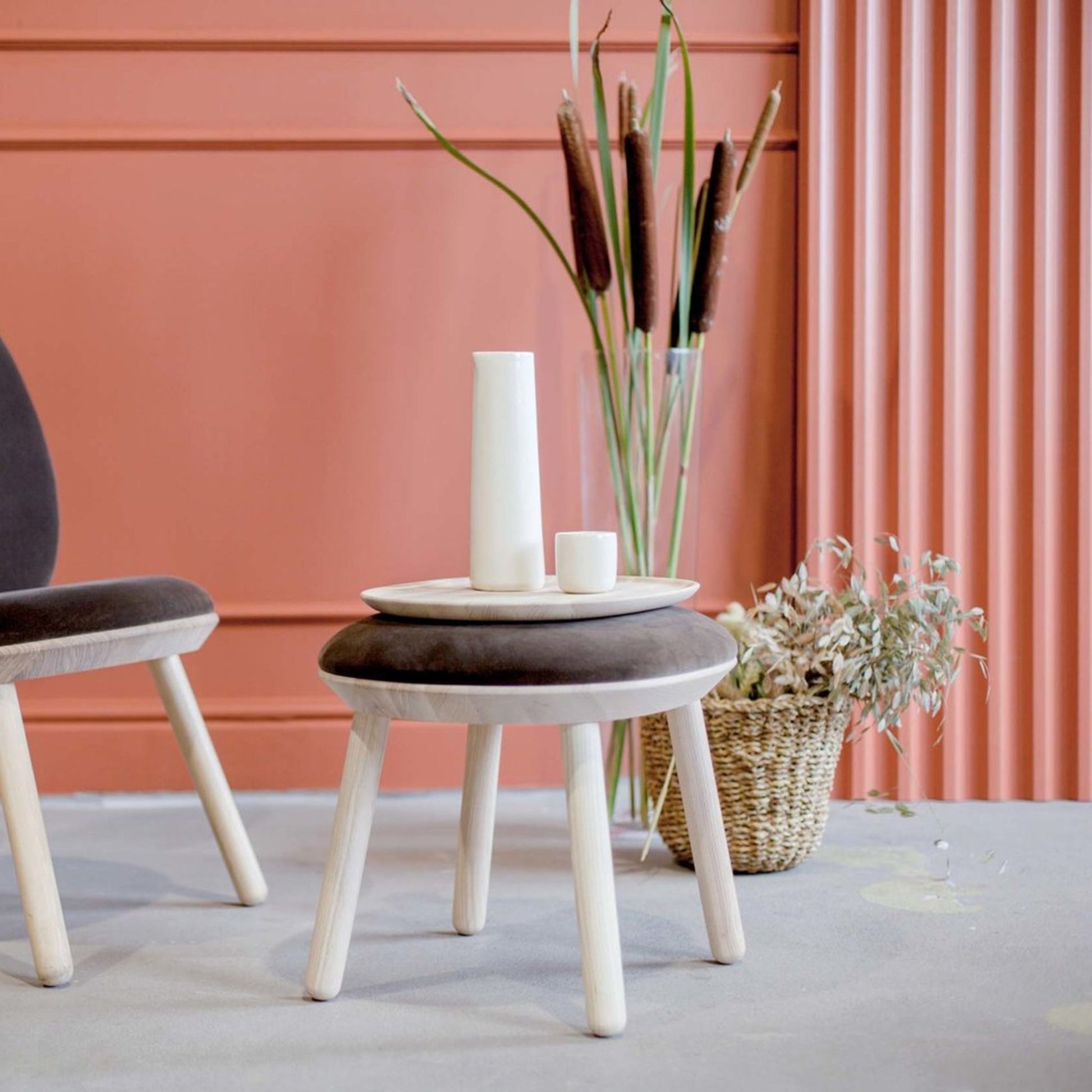 Tabouret en velours marron Naïve - Emko - The Cool Republic