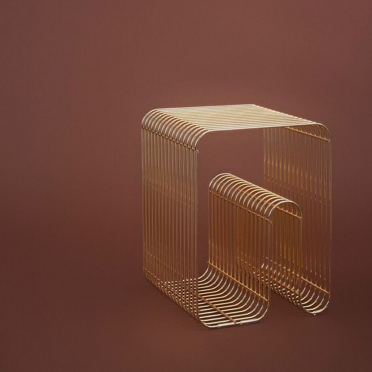Tabouret et rangement magazine doré 32 cm Curva - AYTM - The Cool Republic