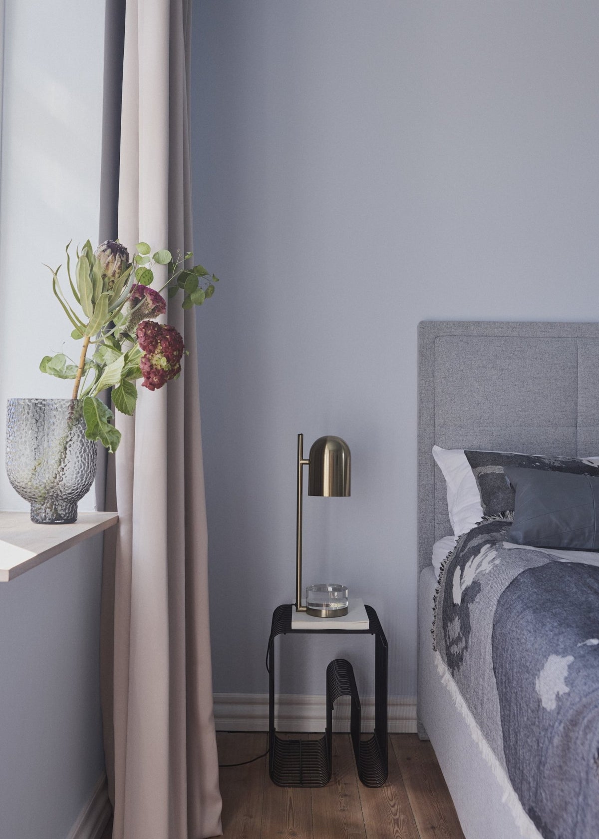 Tabouret et rangement magazine noir 32,4x43cm Curva - AYTM - The Cool Republic