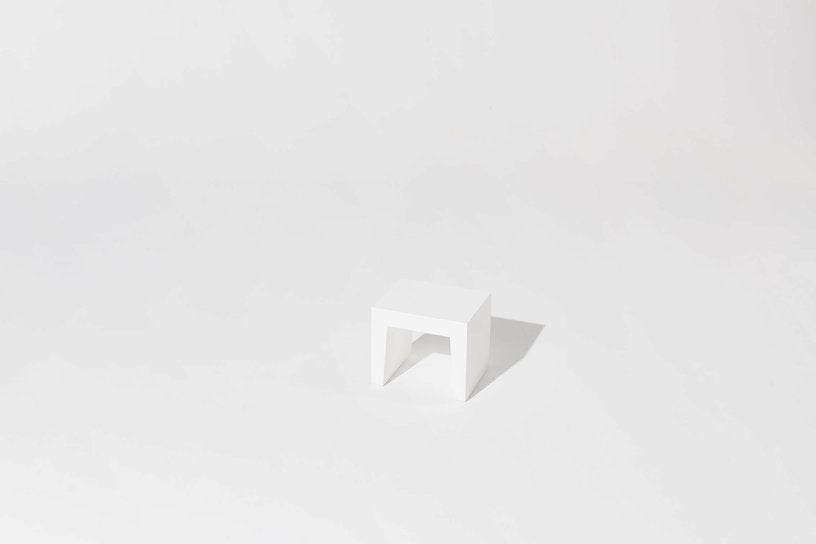 Tabouret gris en matières recyclées Concrete - Fatboy - The Cool Republic