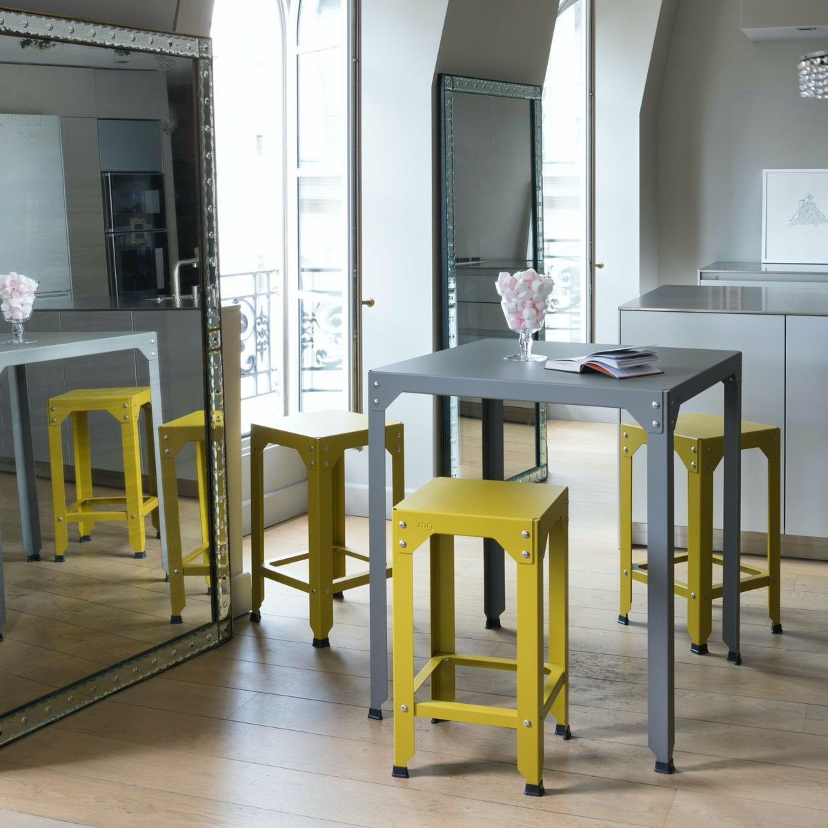 Tabouret haut en acier galvanisé blanc 63 cm Hegoa - Matière Grise - The Cool Republic