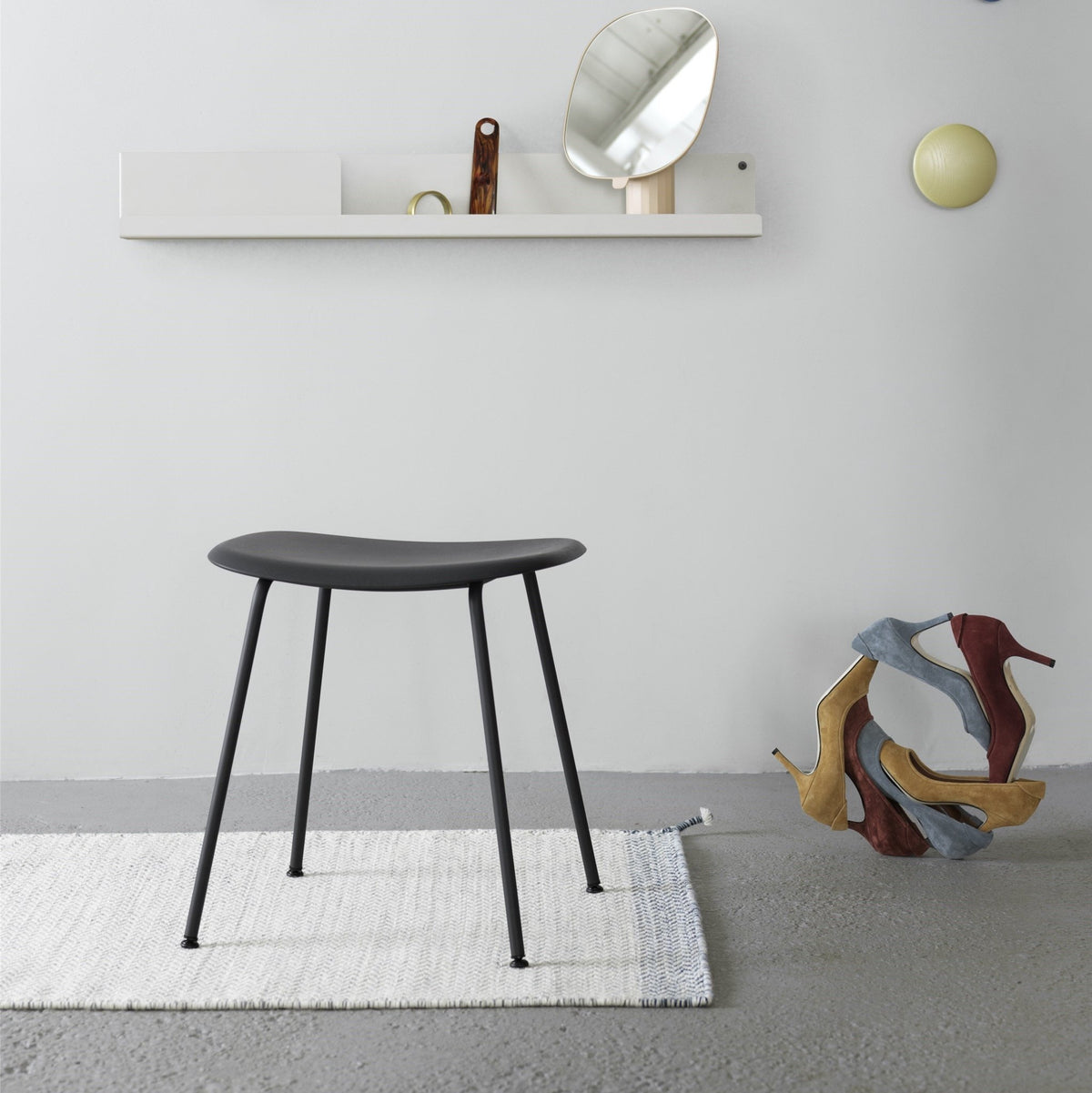 Tabouret noir piétement en chêne Fiber - Muuto - The Cool Republic