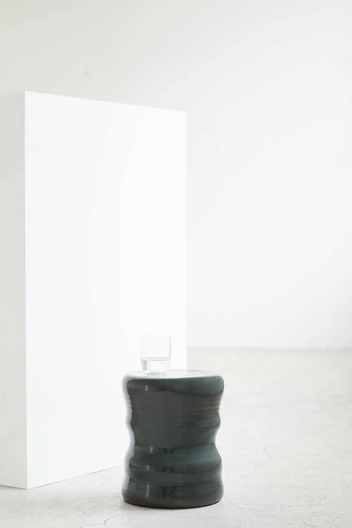 Tabouret organique en céramique vert 28 x 34 cm Marie Michielssen - Serax - The Cool Republic