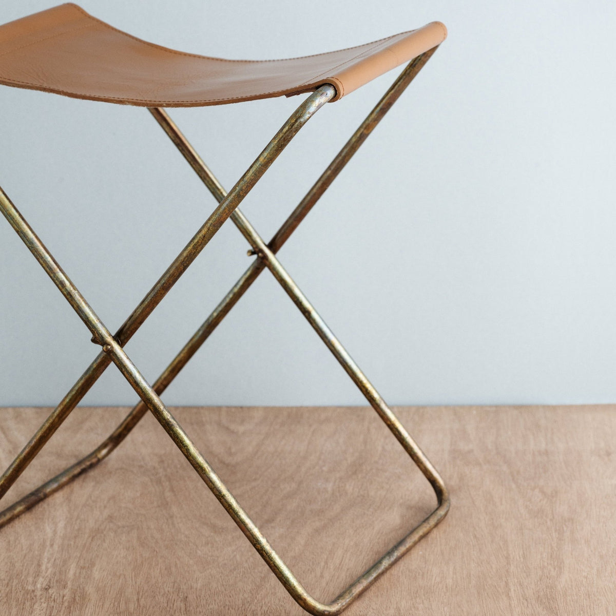 Tabouret pliant en cuir marron Nola - Broste Copenhagen - The Cool Republic