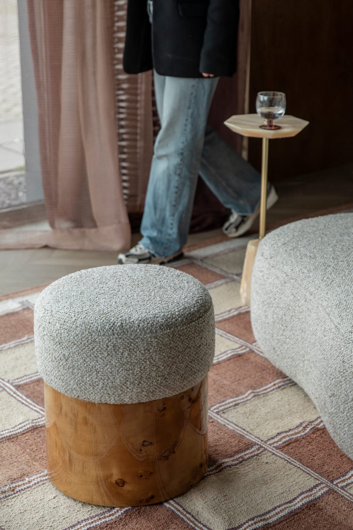 Tabouret rond en bois d'eucalyptus et tissu beige 40x44cm Burlin - Dutchbone — vue 2