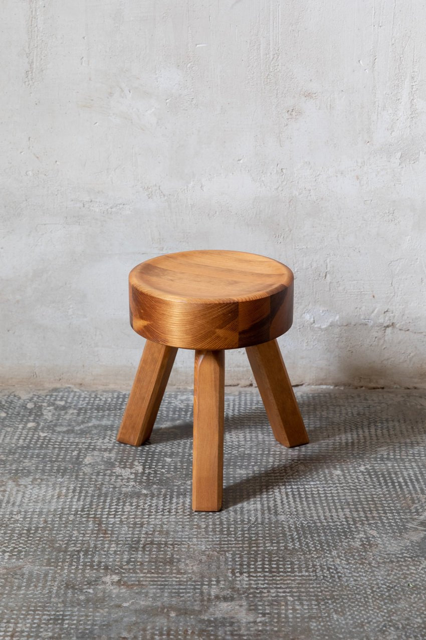 Tabouret rond en pin brun chaud 32,5 x 30,5 x 32,5 cm AML - Frama - The Cool Republic
